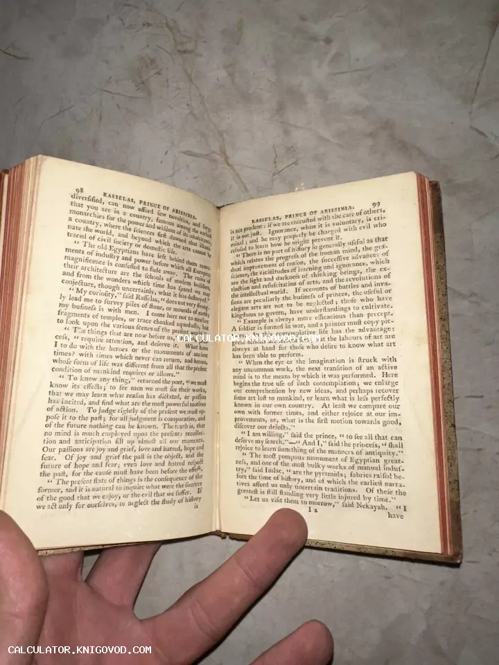 Открытый разворот старинной книги на английском языке с текстом Rasselas, Prince of Abissinia и пожелтевшими от времени страницами.
