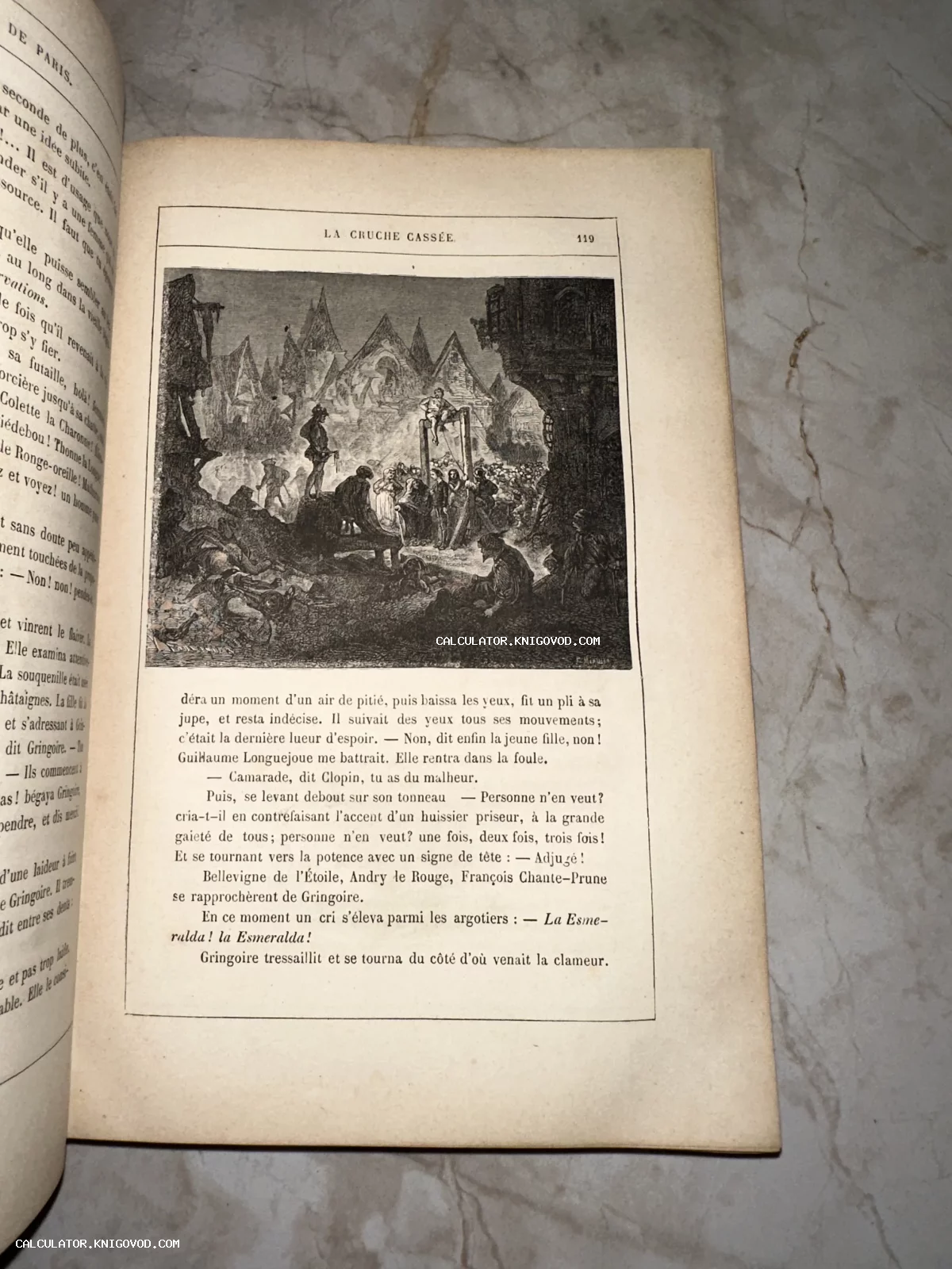 Открытая страница антикварной книги на французском языке с детализированной гравюрой, изображающей средневековую площадь с толпой и эшафотом.