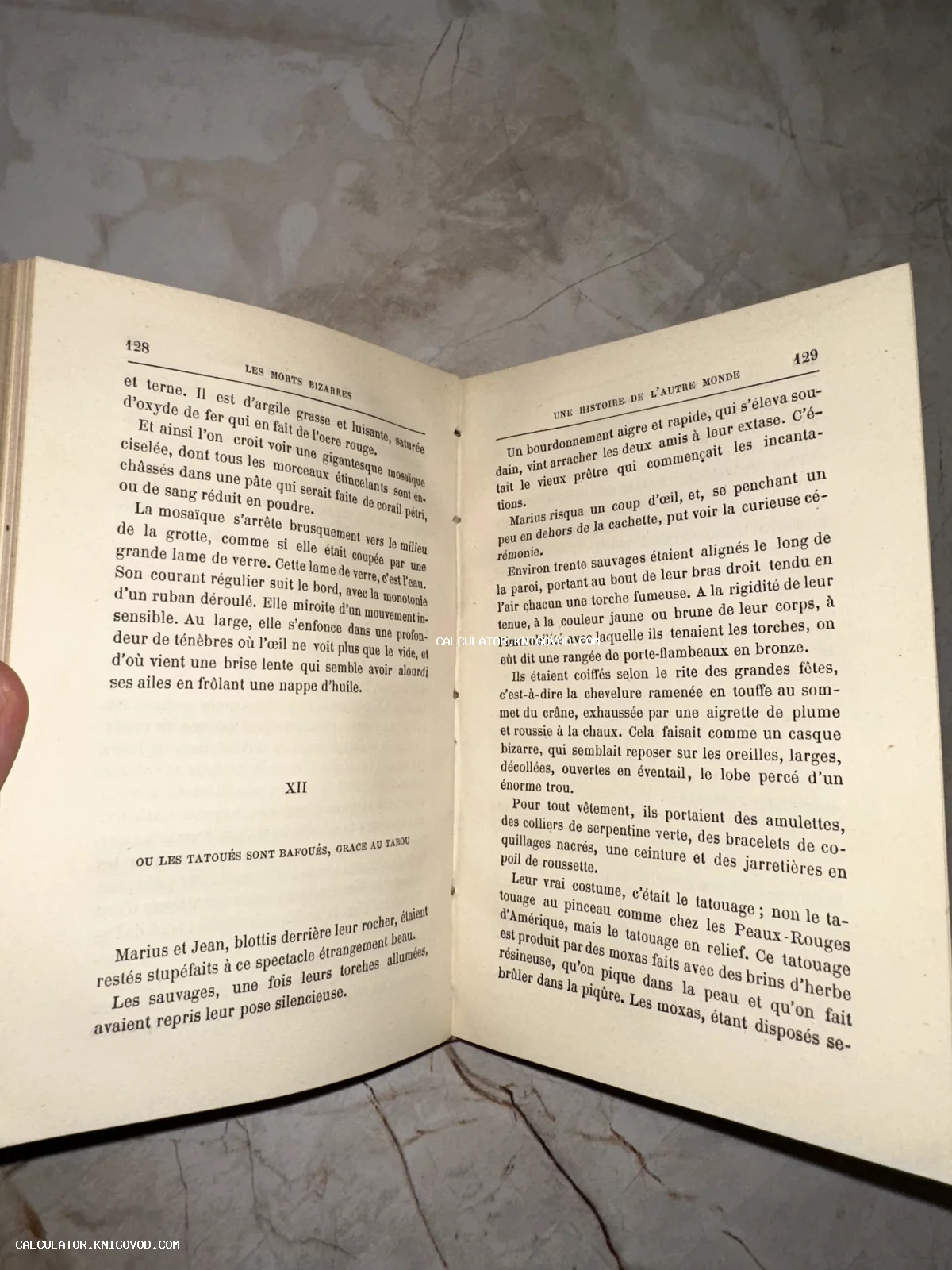 Разворот старинной книги на французском языке с текстом и заголовком главы на пожелтевшей бумаге.