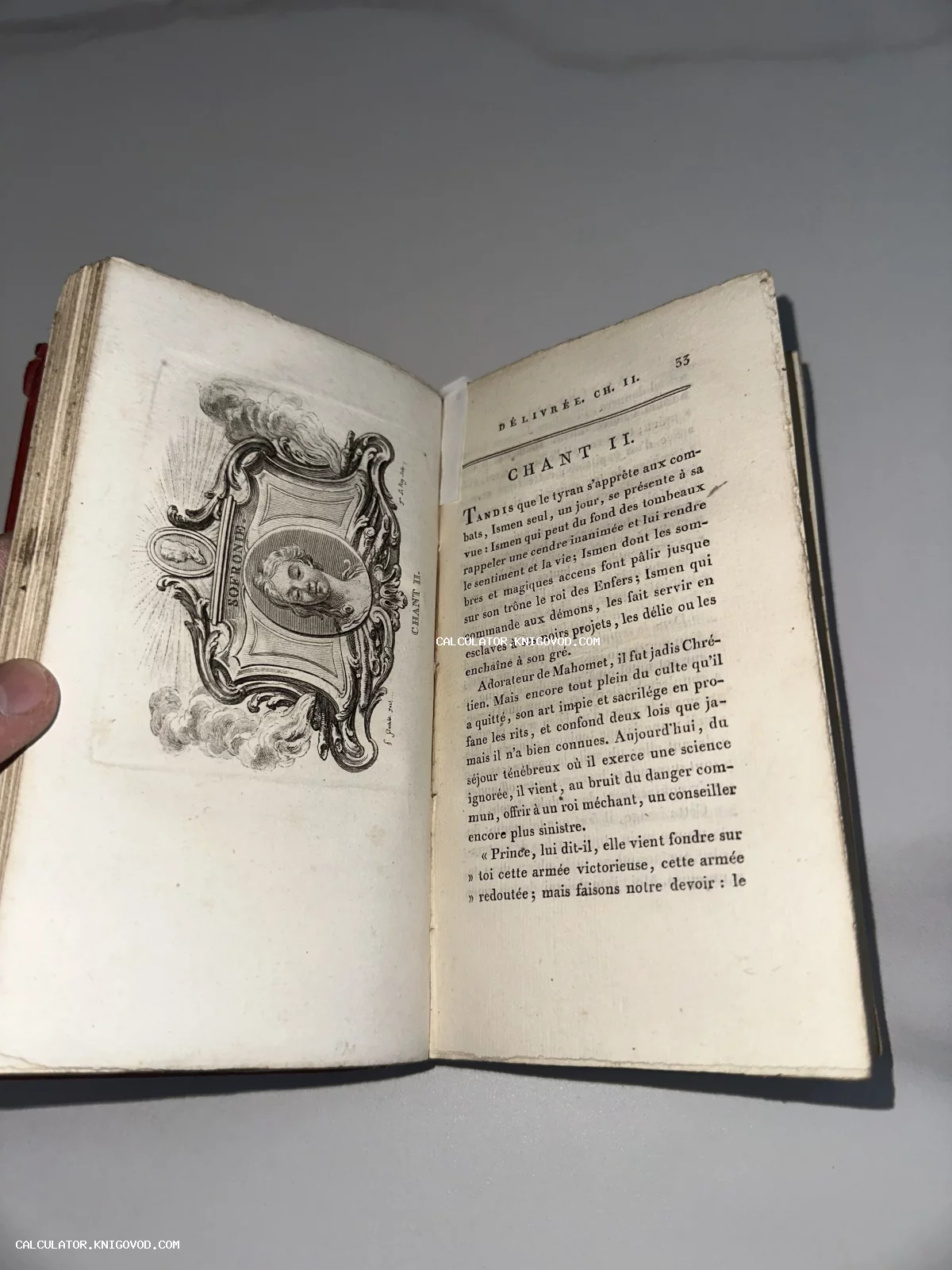 Разворот старинной французской книги с текстом и гравюрой, изображающей женщину в орнаментальной рамке с надписью SOFRONIE.