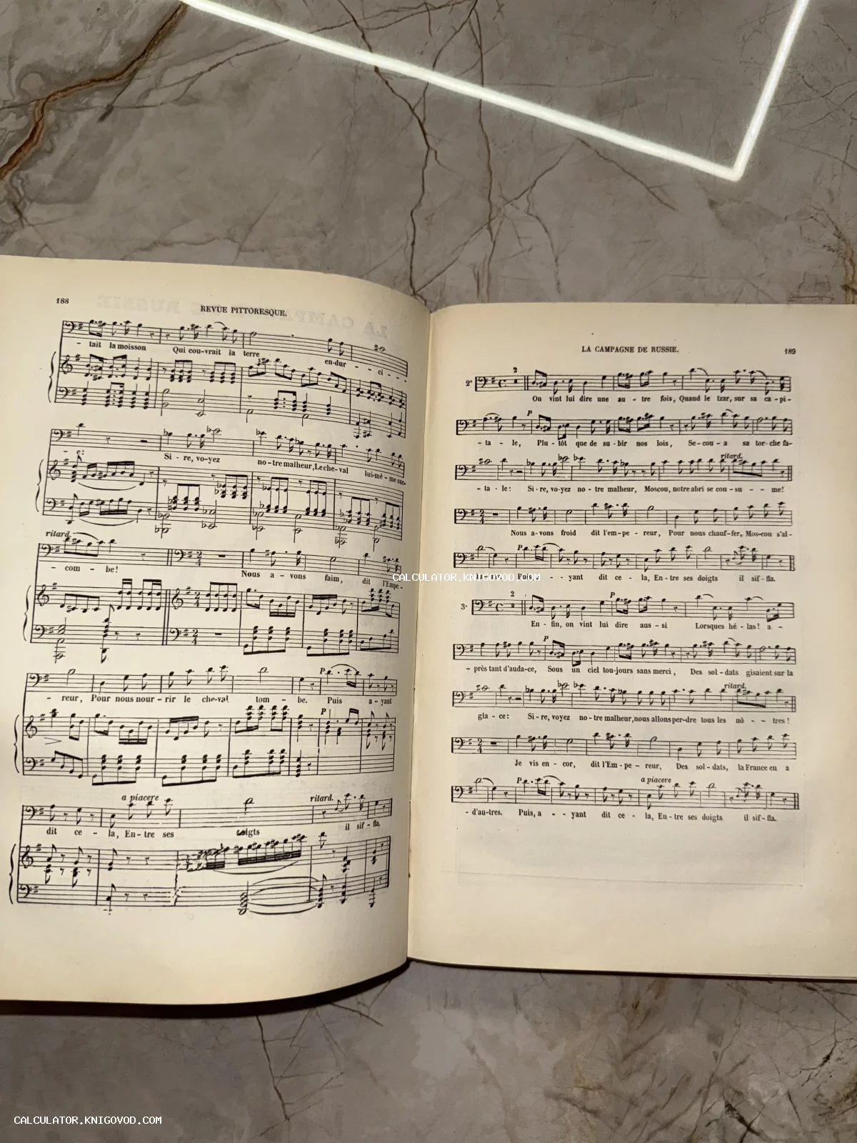 Разворот антикварной книги с музыкальными нотами и французским текстом под заголовком La Campagne de Russie.