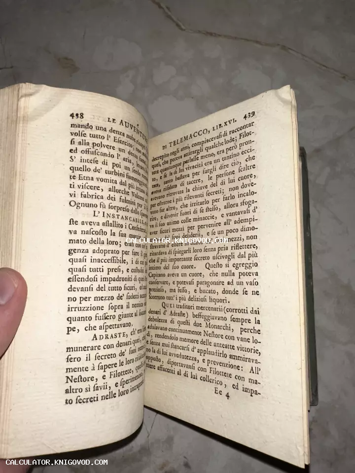 Разворот старинной книги с текстом на итальянском языке, пожелтевшие страницы, классический шрифт XVIII-XIX веков.