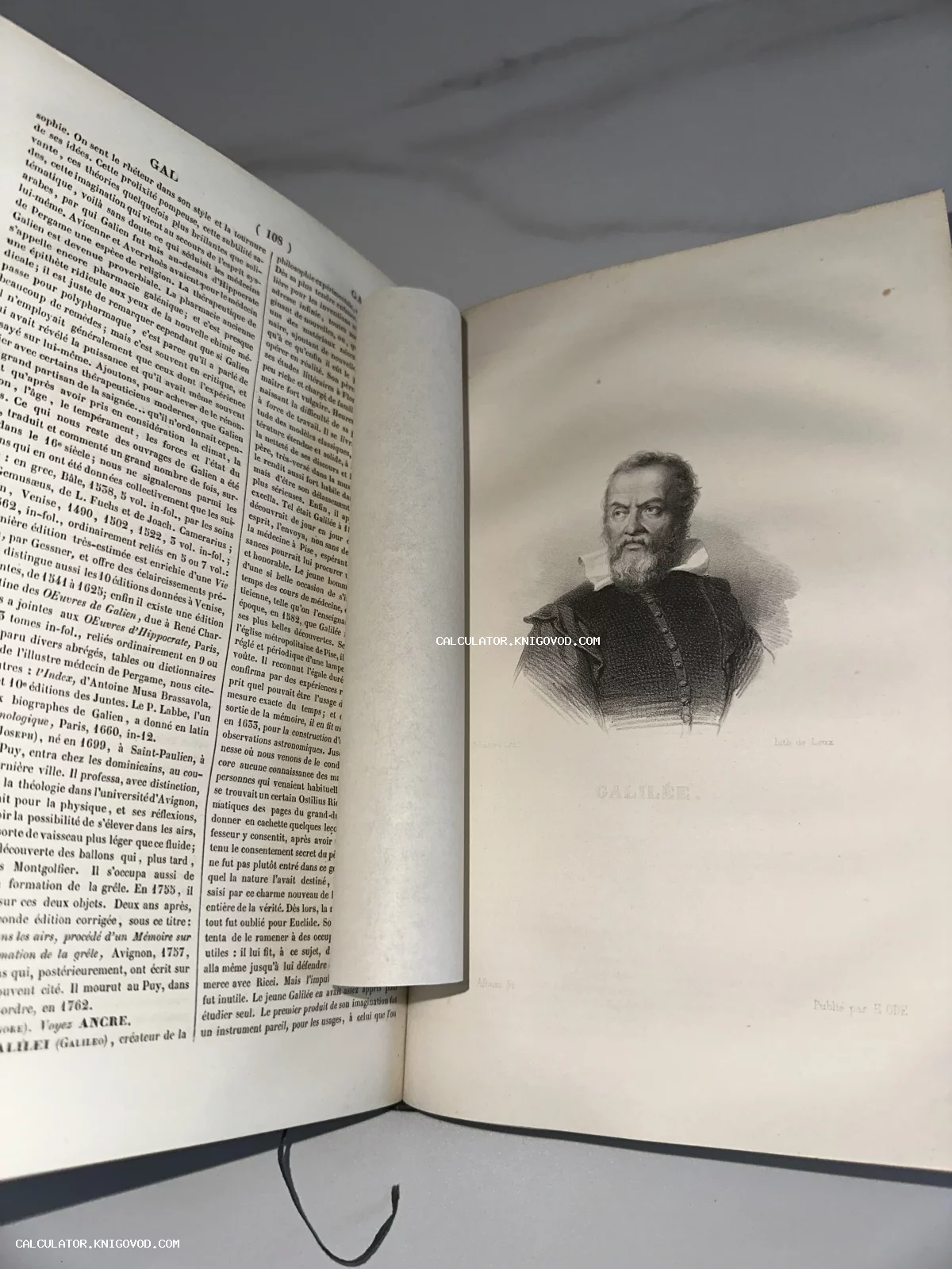 Раскрытая старинная книга с гравюрным портретом Галилео Галилея и текстом на французском языке.