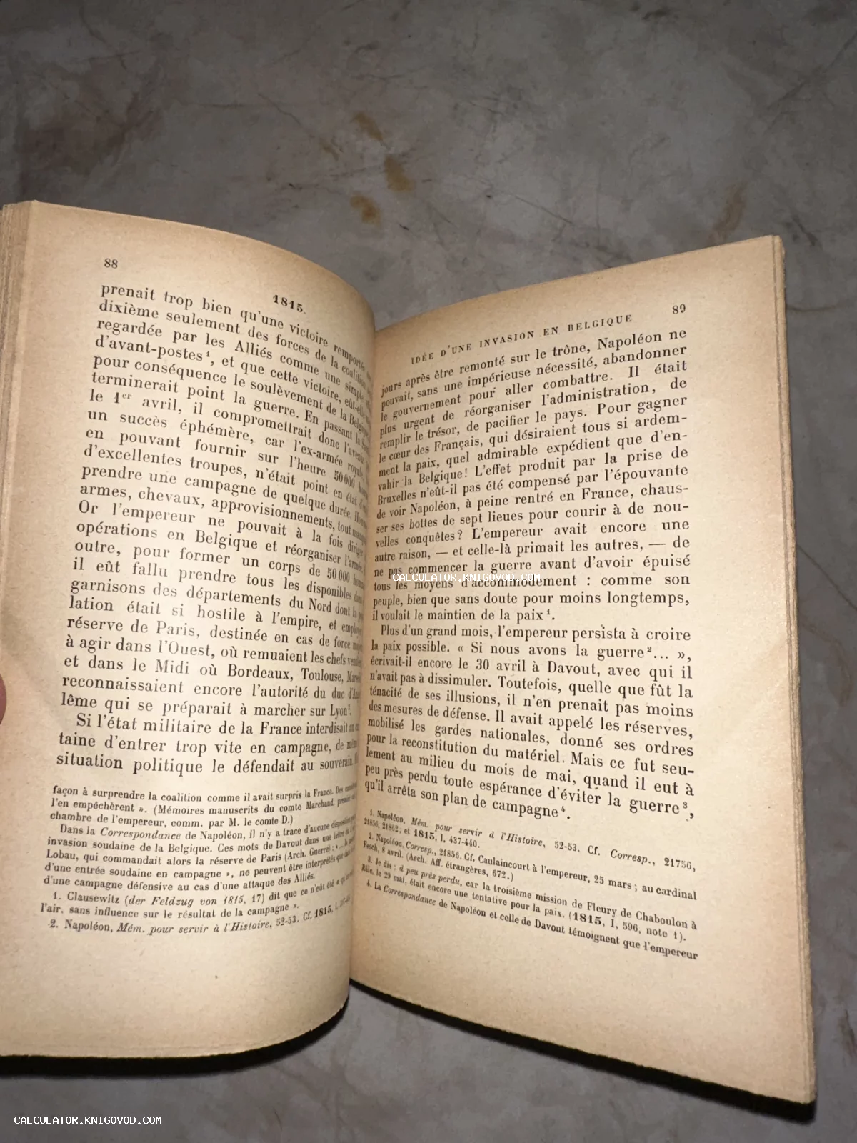 Разворот старинной книги на французском языке с главой об идее вторжения в Бельгию в 1815 году.