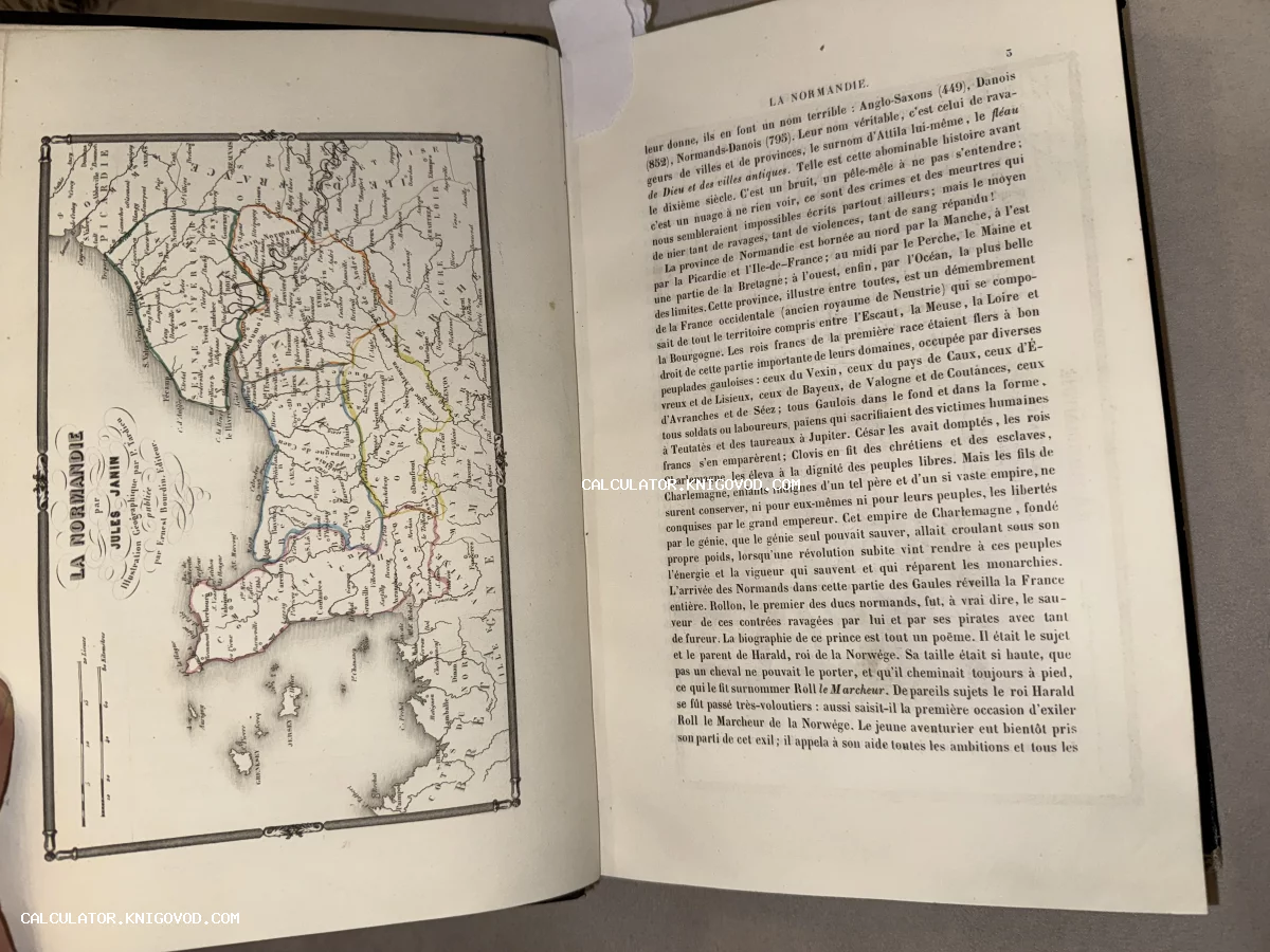 Разворот антикварной книги с детализированной гравированной картой Нормандии на левой странице и французским текстом на правой.