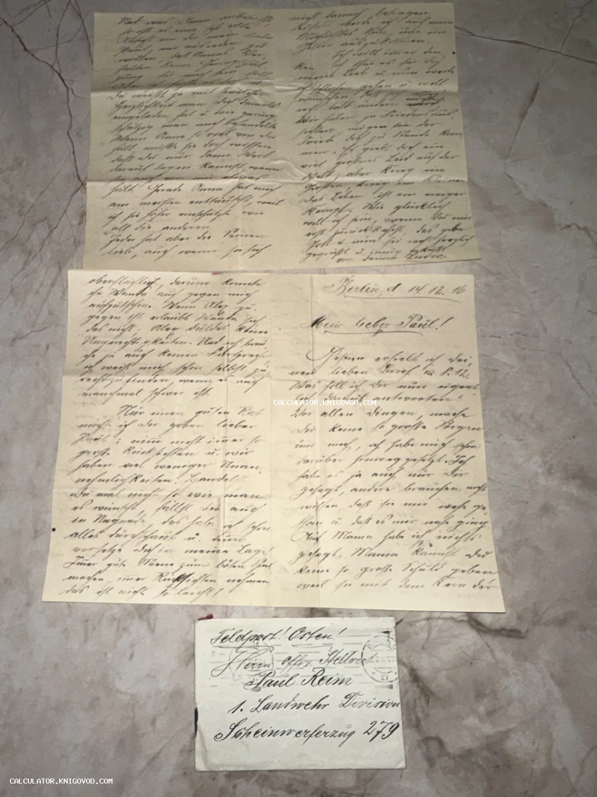 Два рукописных листа бумаги на немецком языке и конверт полевой почты периода Первой мировой войны с адресом в Берлине.