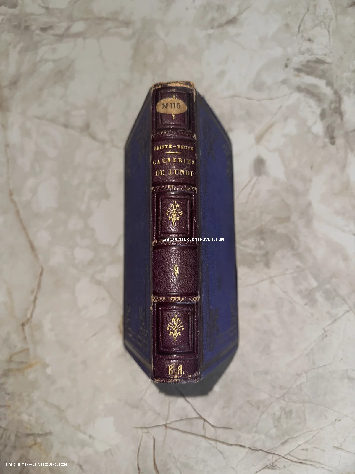 Корешок антикварной книги Сент-Бёва «Беседы по понедельникам» в фиолетовом кожаном переплете с золотым тиснением.