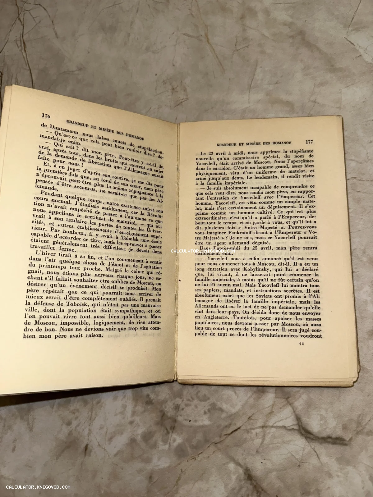 Разворот антикварной книги с текстом на французском языке о судьбе императорской семьи Романовых.