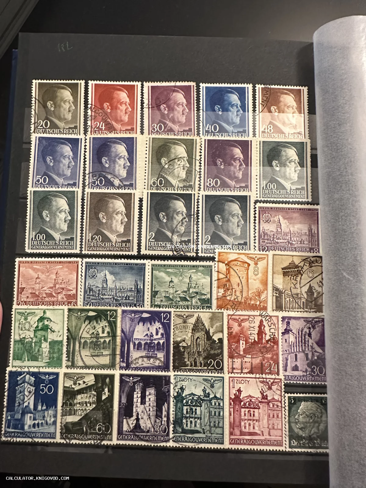 Страница альбома с почтовыми марками Третьего рейха и оккупированной Польши с портретами Гитлера и видами городов.