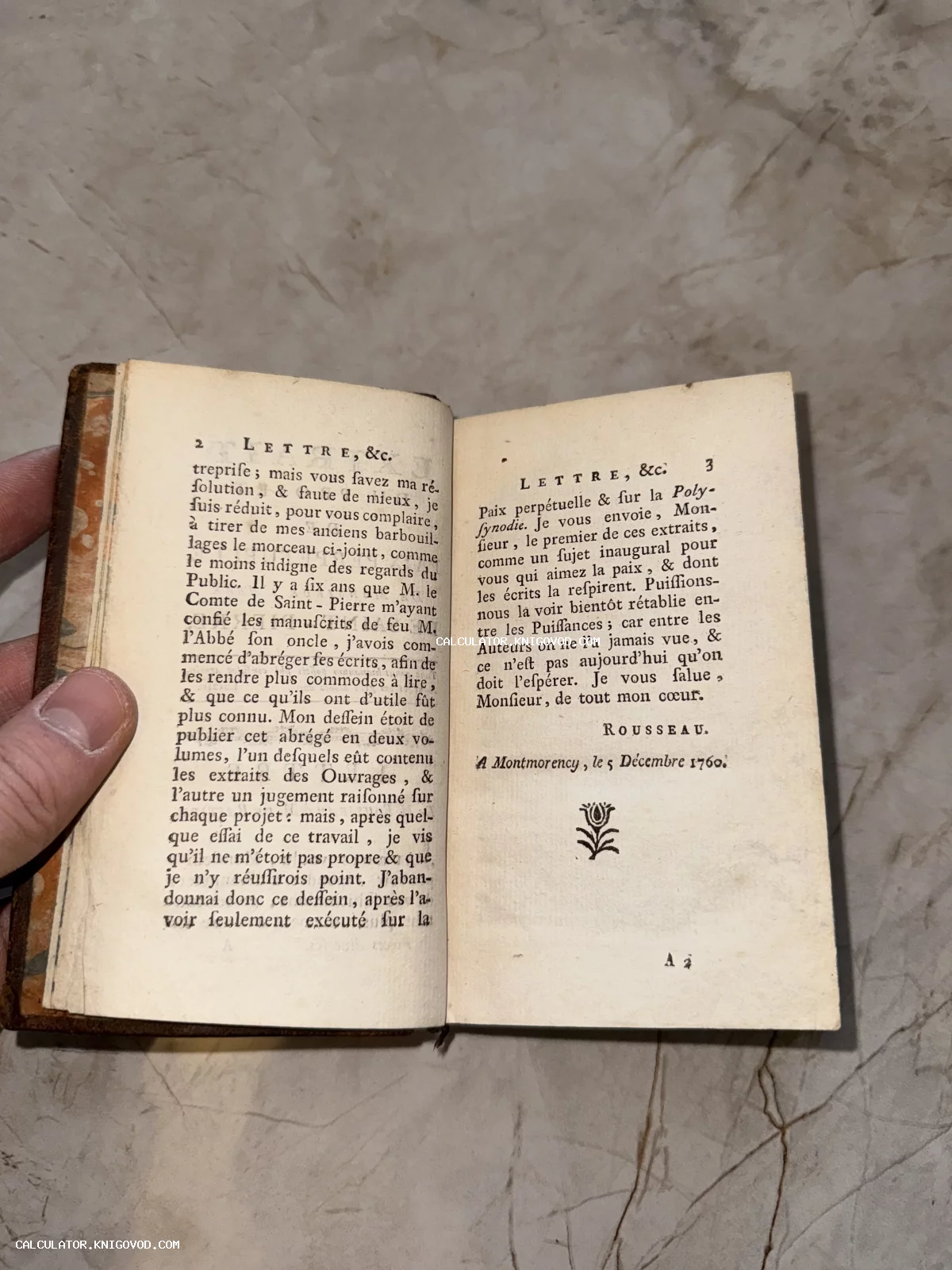 Разворот старинной малоформатной книги на французском языке с письмом Руссо от 1760 года.