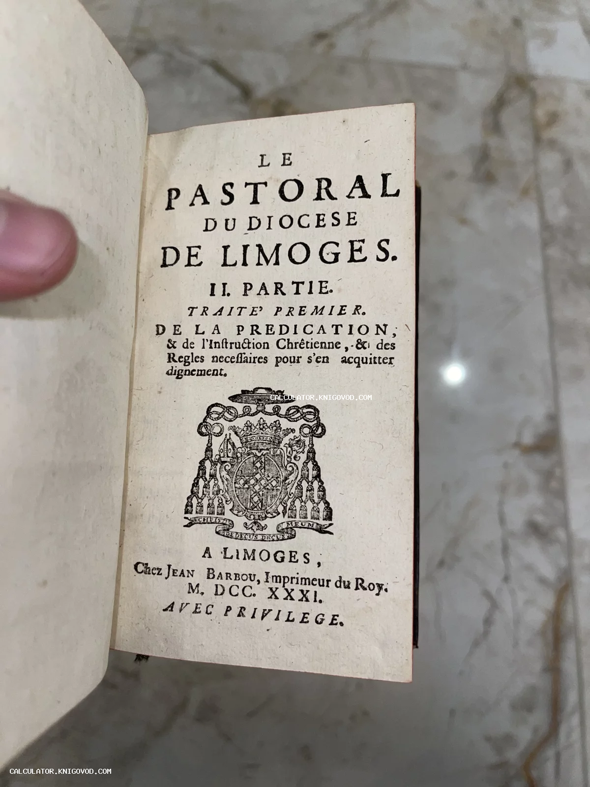 Титульный лист старинной французской книги 1731 года с гербом города Лимож и типографскими отметками Жана Барбу.