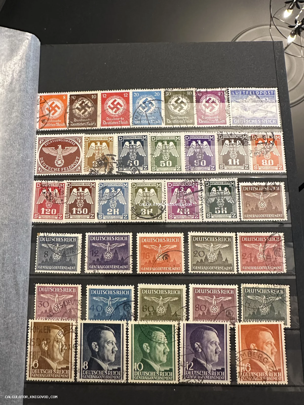 Альбомный лист с рядами почтовых марок Германии периода 1940-х годов, включая выпуски Генерал-губернаторства и Протектората Богемии и Моравии.