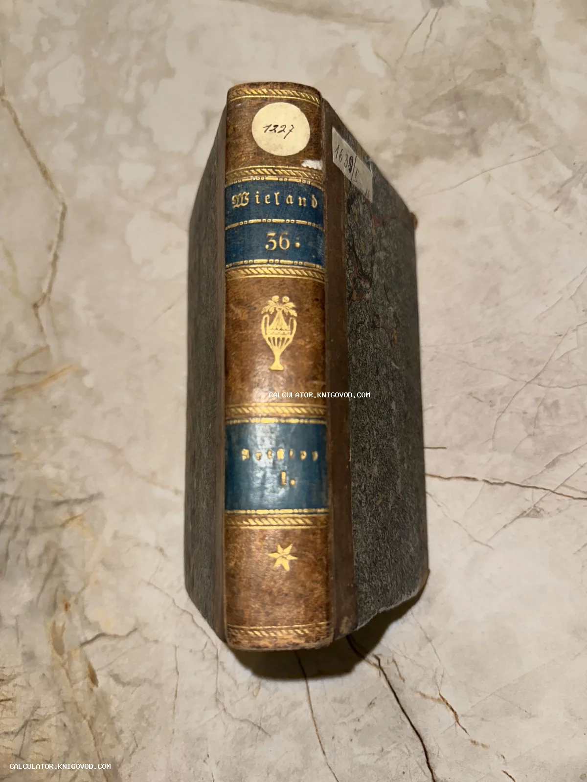 Старинная книга в кожаном переплете с золотым тиснением на корешке и надписью Wieland.