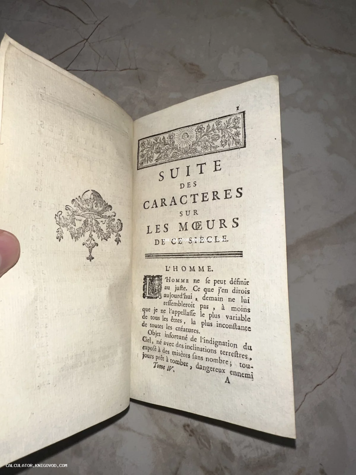 Разворот антикварной книги на французском языке с заголовком Suite des Caracteres и изящными гравированными виньетками.