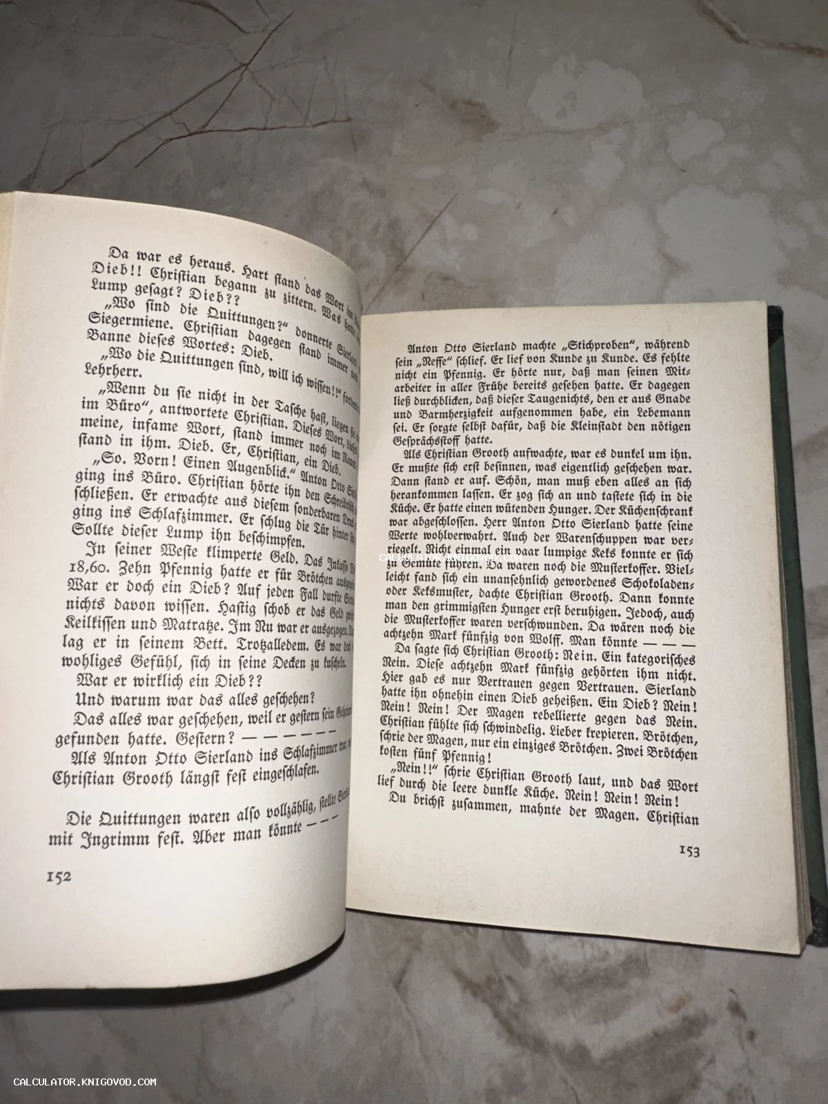 Разворот старинной книги на немецком языке с текстом, напечатанным фрактурой на страницах 152 и 153.