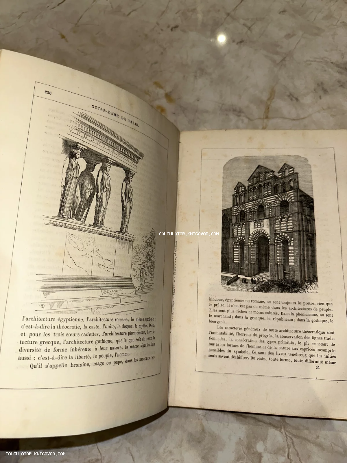 Разворот старинной книги на французском языке с гравюрами кариатид и фасада средневекового здания