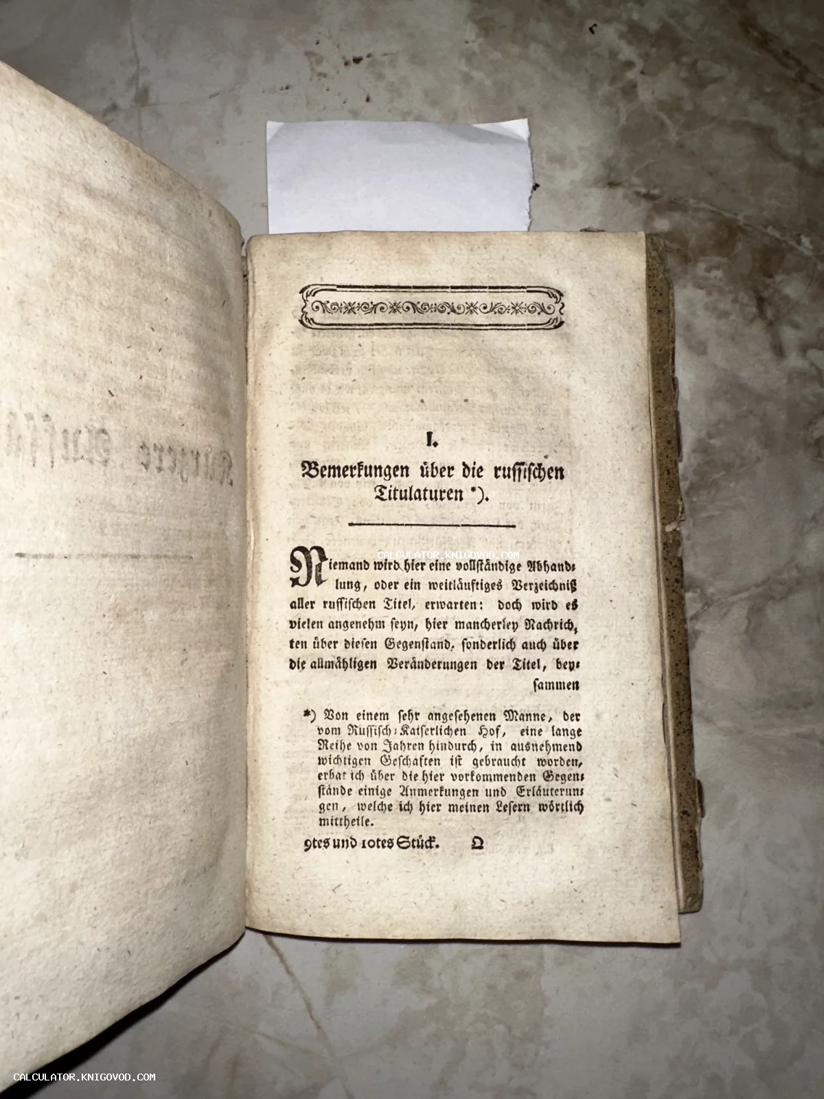 Разворот старинной книги на немецком языке с готическим шрифтом и заголовком о российских титулах.