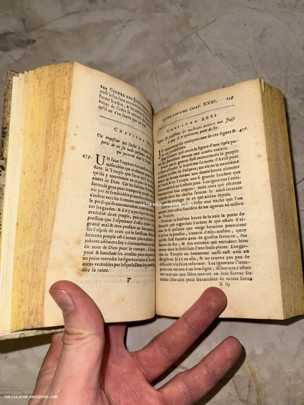 Разворот старинной книги с французским текстом, напечатанным антиквой, на пожелтевшей бумаге с пятнами лисьего грибка.