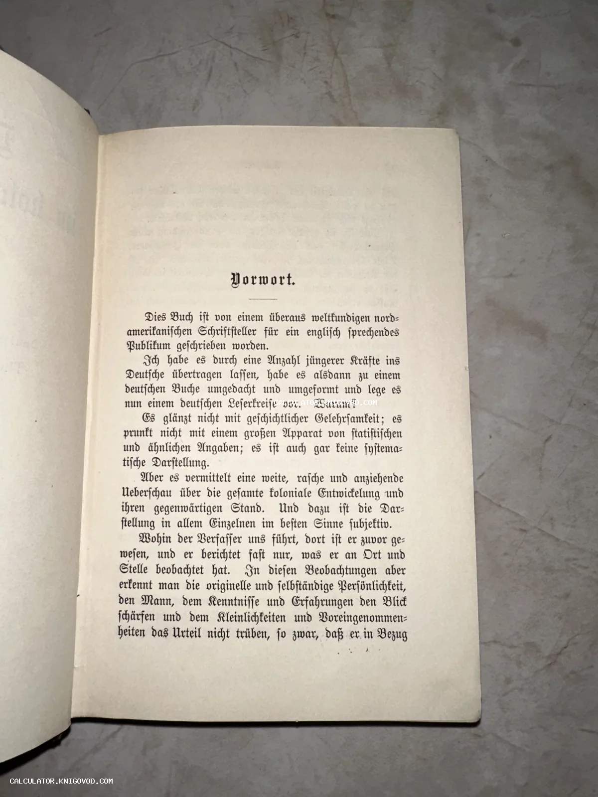 Разворот антикварной книги на немецком языке с заголовком Vorwort, напечатанный готическим шрифтом фрактура на пожелтевшей бумаге.