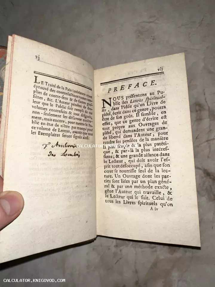 Разворот антикварной книги на французском языке с заголовком Preface и рукописной пометкой автора на пожелтевшей бумаге.
