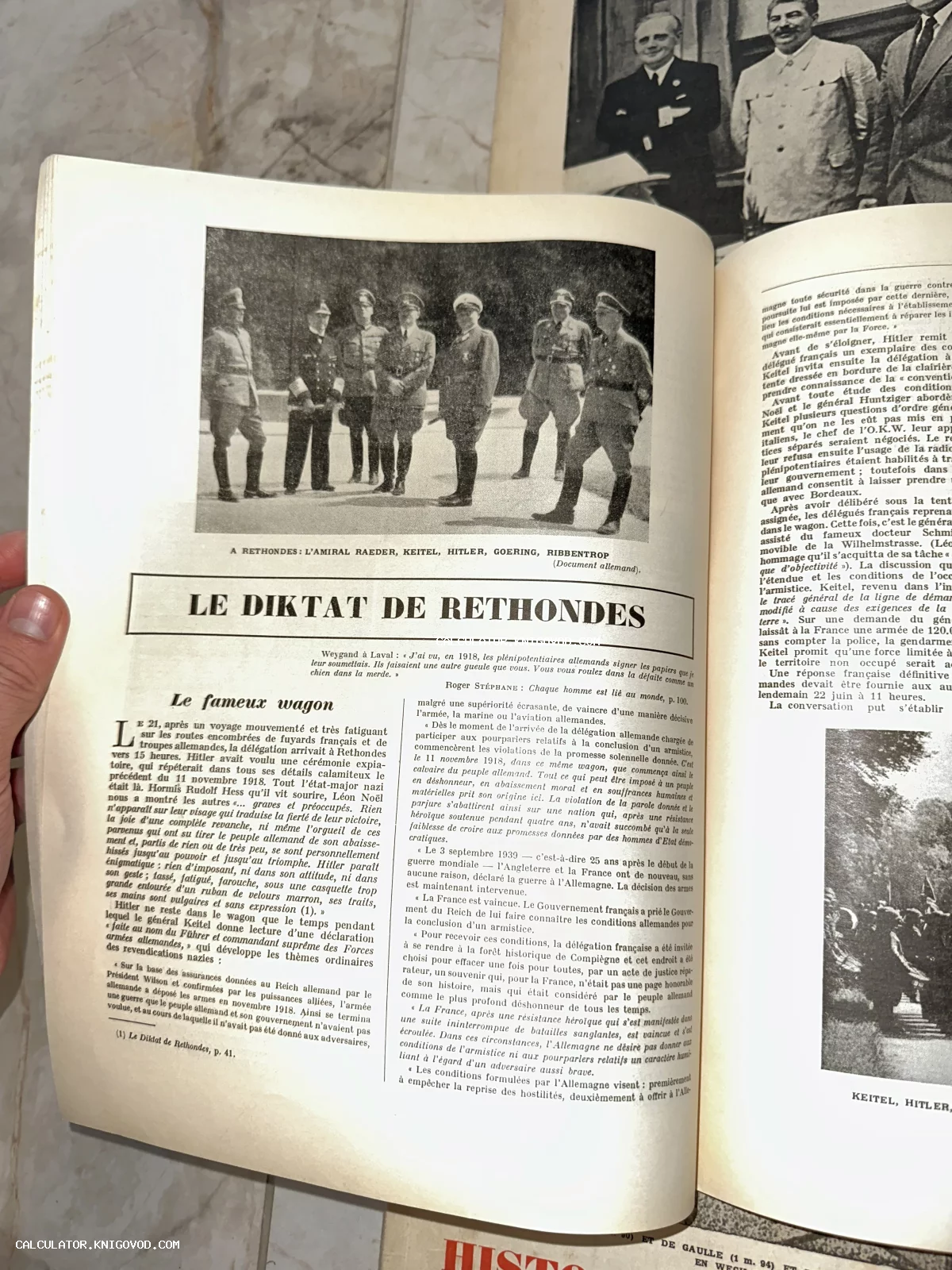 Разворот старинной книги с текстом на французском языке и черно-белой фотографией Адольфа Гитлера и немецкого командования в Ретонде.