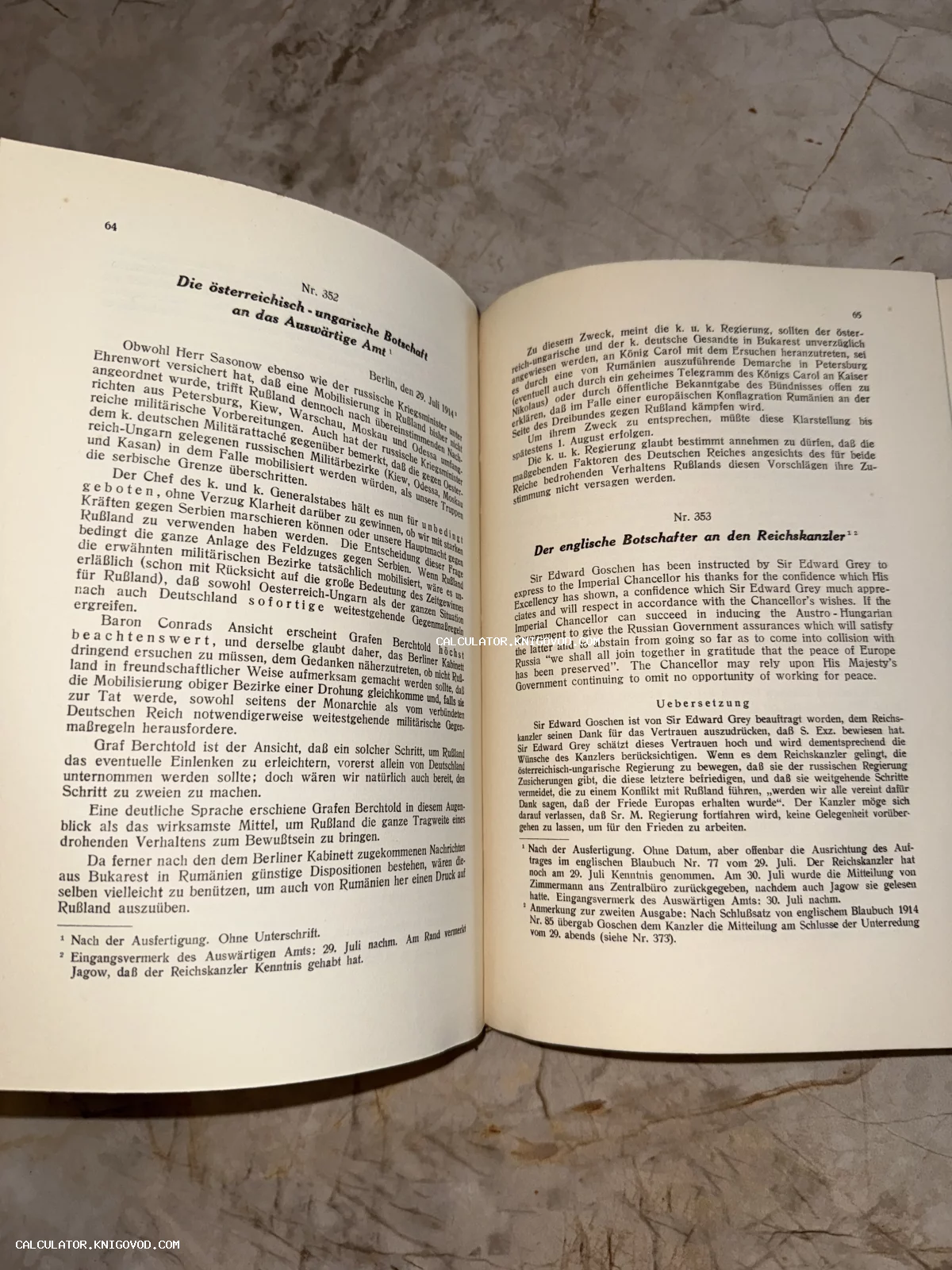 Разворот антикварной книги с текстом на немецком языке, содержащим дипломатическую переписку накануне Первой мировой войны.