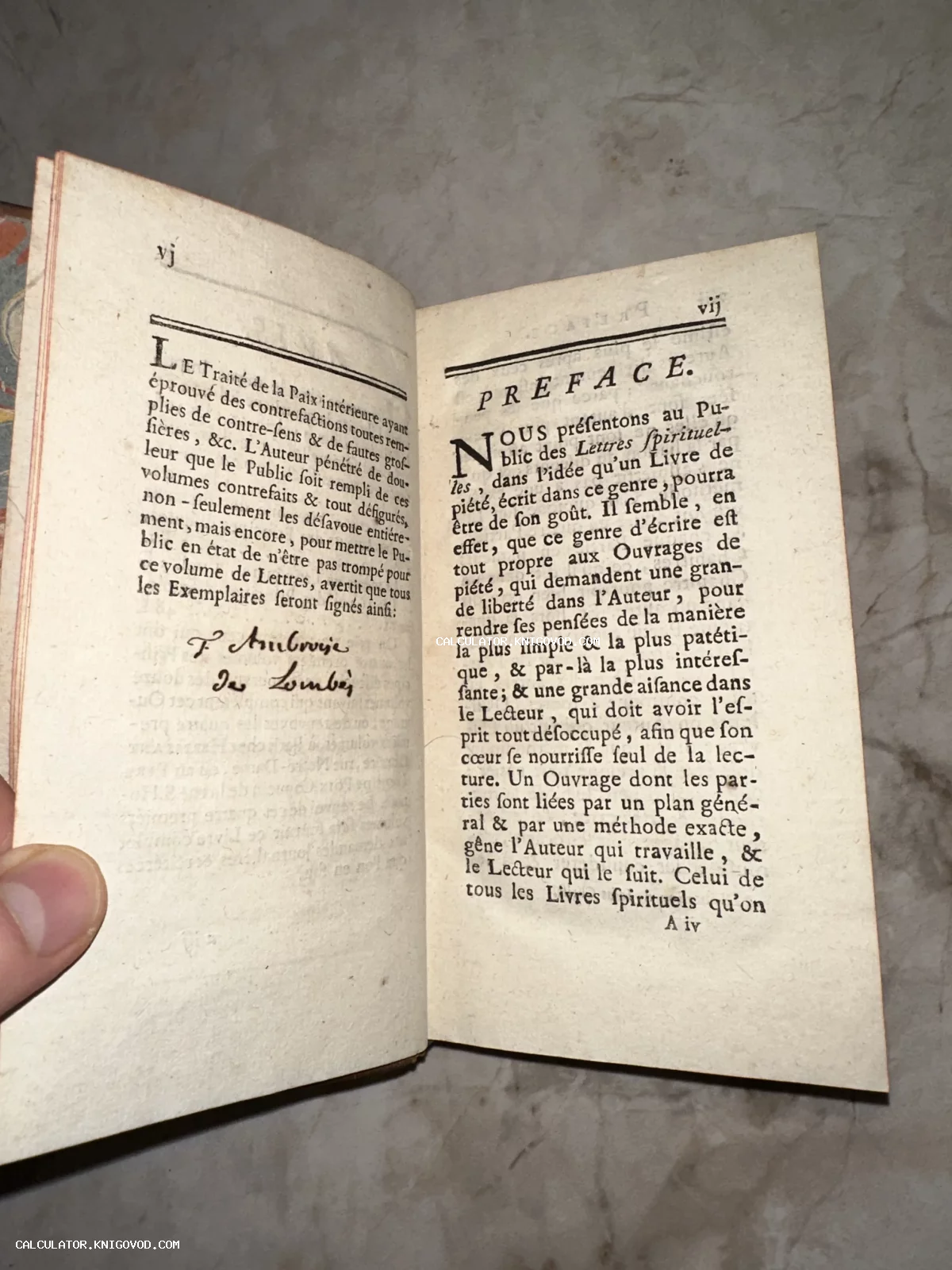 Разворот антикварной книги на французском языке с заголовком Preface и рукописной пометкой автора на пожелтевшей бумаге.