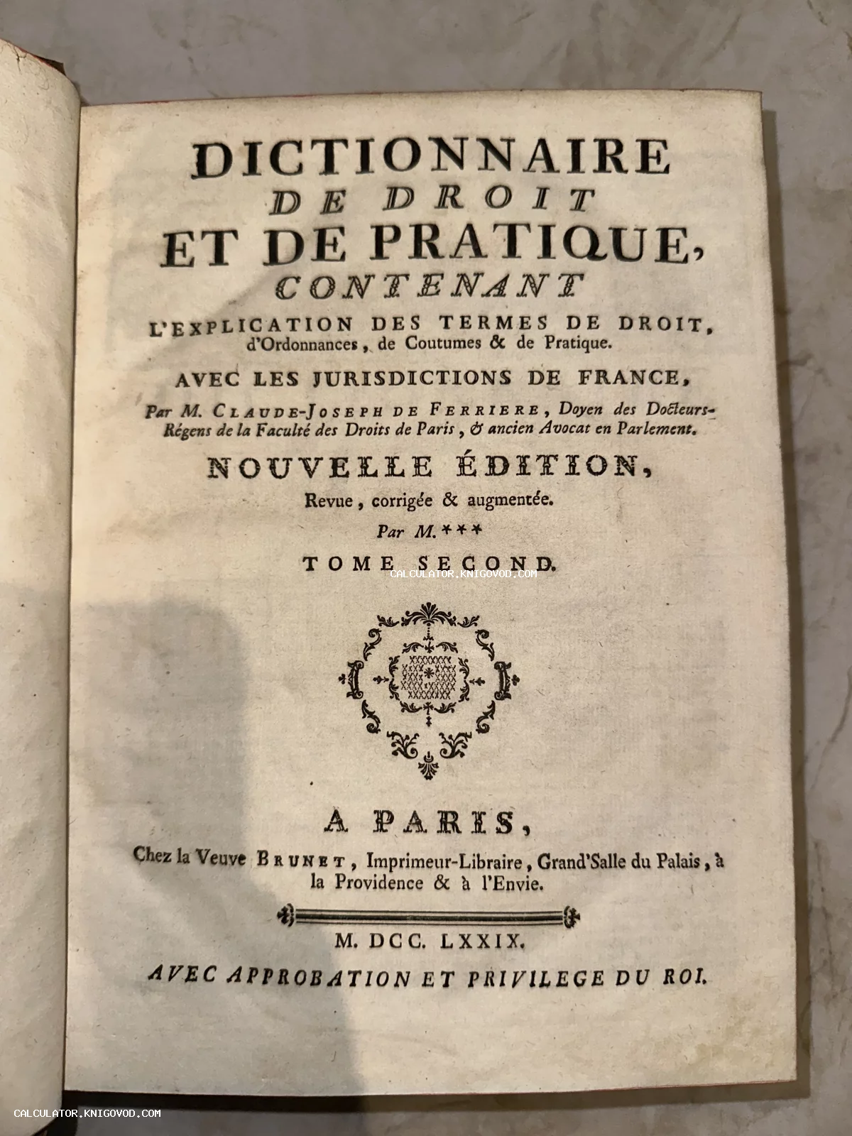 Титульный лист старинной книги Dictionnaire de Droit et de Pratique, изданной в Париже в 1779 году.