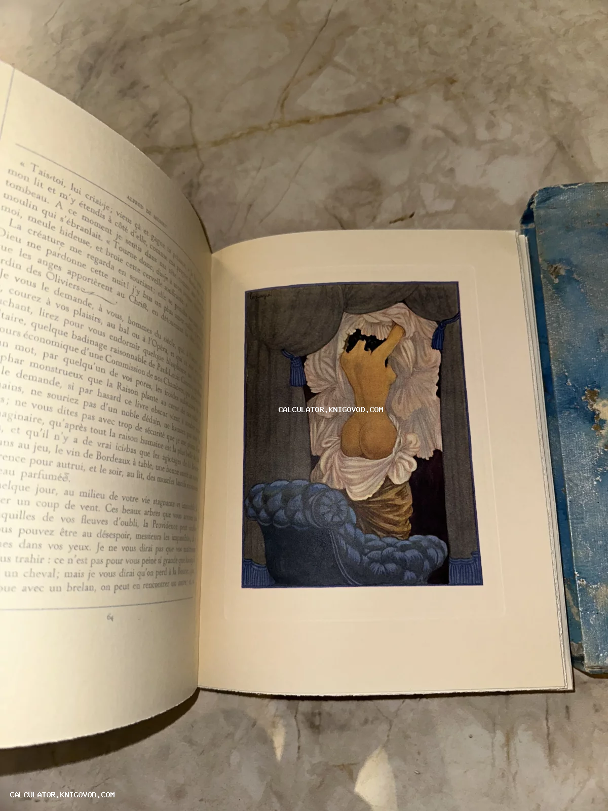 Разворот старинной книги с текстом на французском языке и цветной иллюстрацией обнаженной женщины со спины в интерьере с синим креслом.