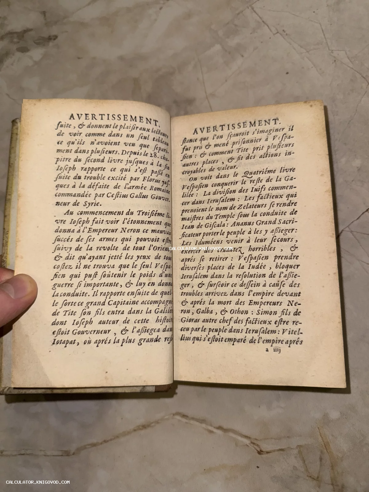 Разворот старинной книги на французском языке с заголовком Avertissement и текстом об Иосифе Флавии.