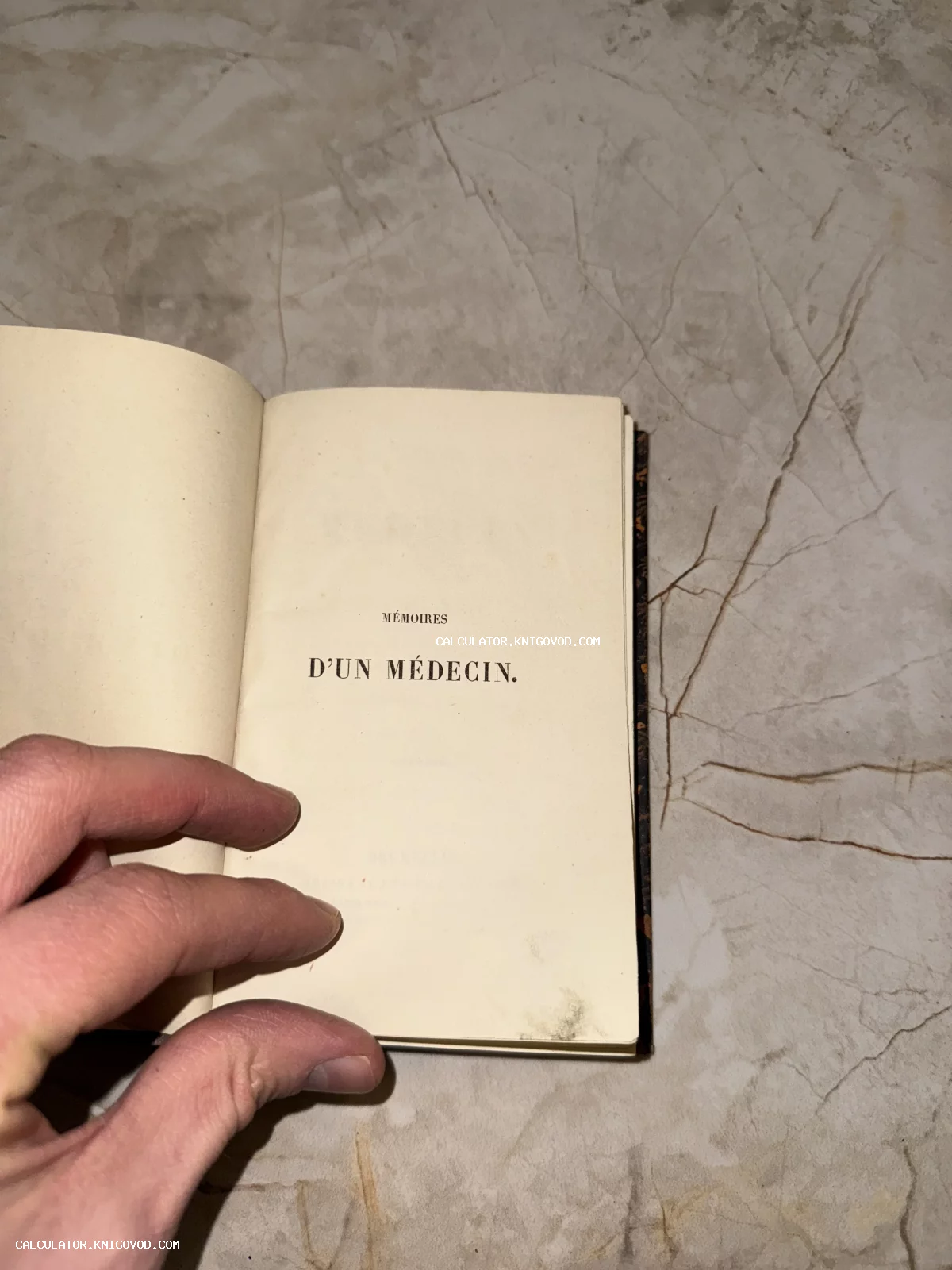 Титульный лист антикварной книги на французском языке с заголовком Mémoires d'un médecin.