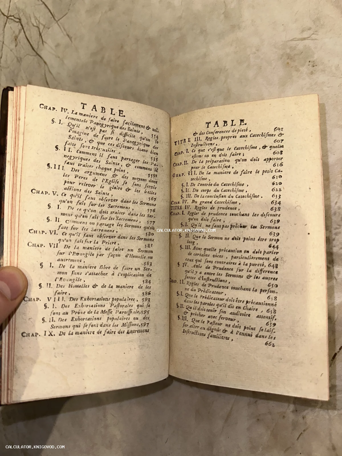 Разворот антикварной книги на французском языке, страница с оглавлением и нумерацией разделов.