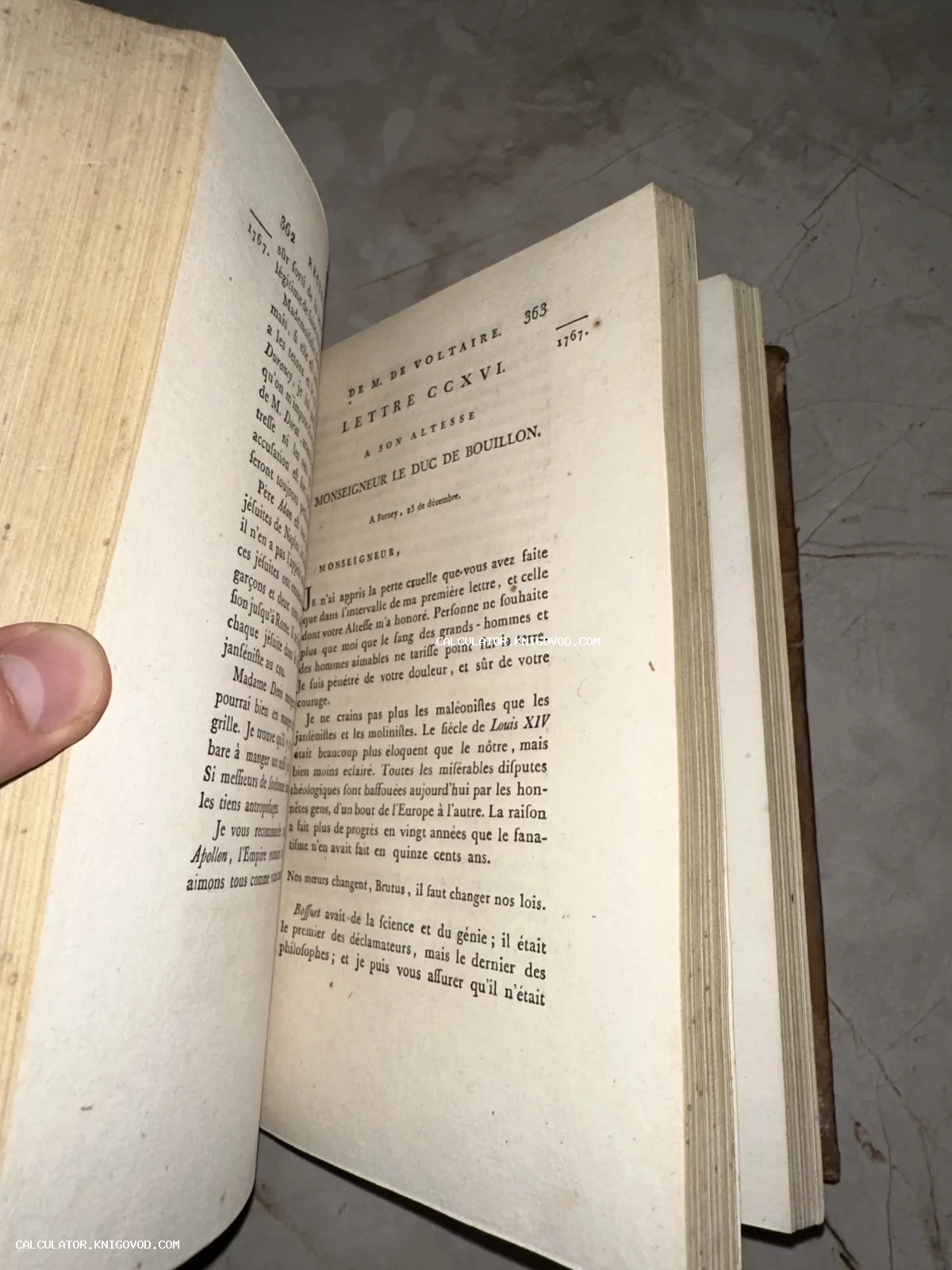 Разворот антикварной книги 18 века с текстом письма Вольтера к герцогу Буйонскому на французском языке.