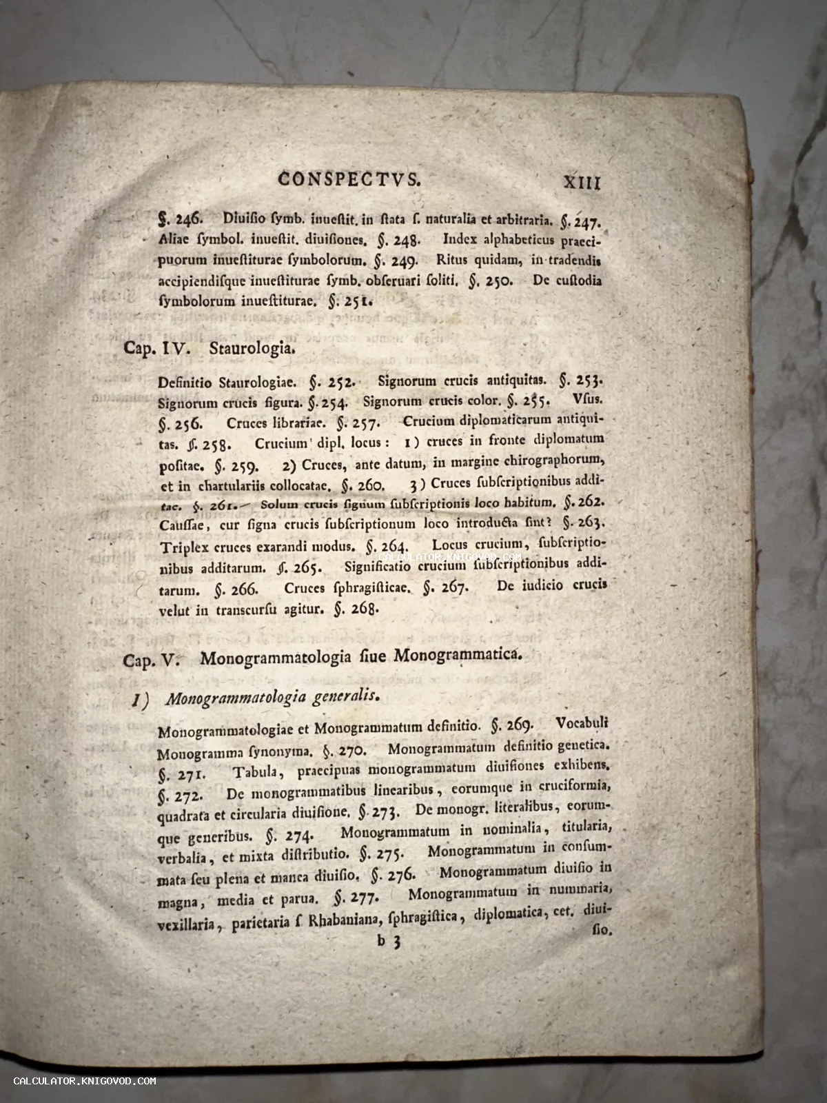 Страница старинной книги на латыни с оглавлением разделов Staurologia и Monogrammatologia на пожелтевшей бумаге.