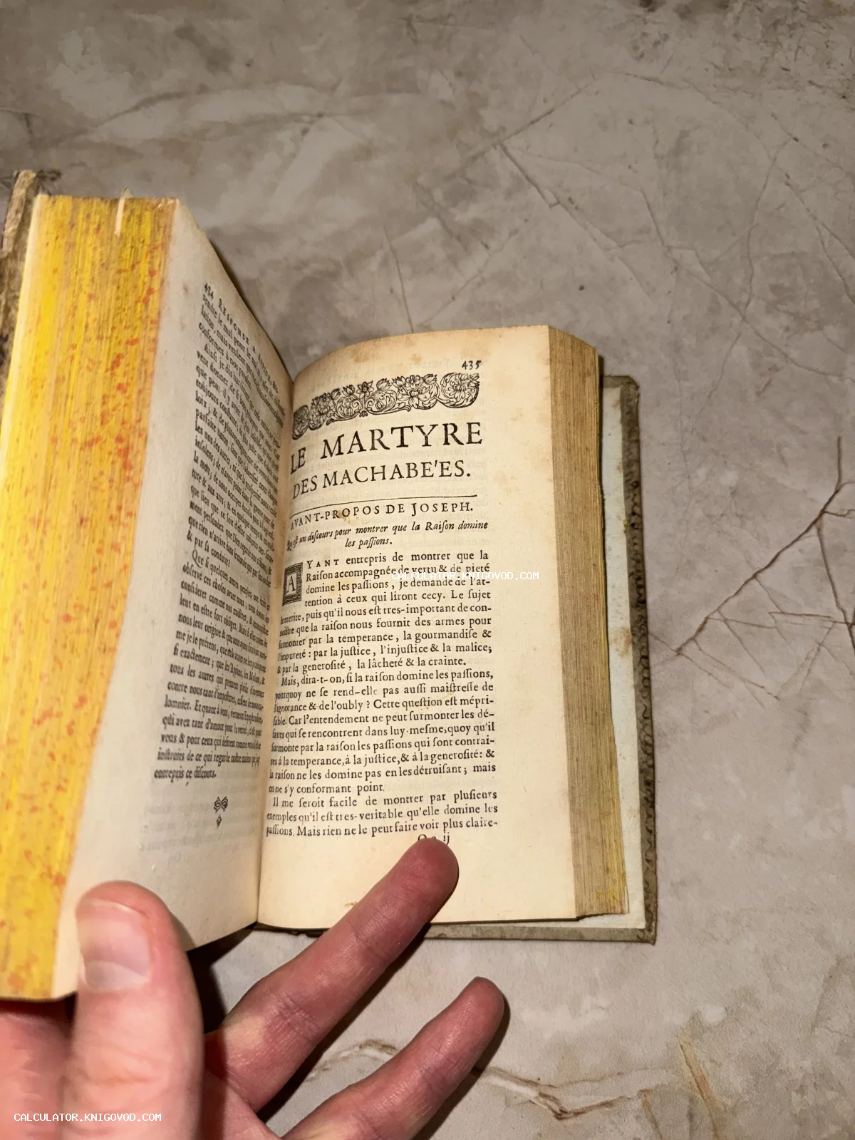 Разворот старинной книги на французском языке с заголовком Le Martyre des Machabees и декоративным орнаментом.