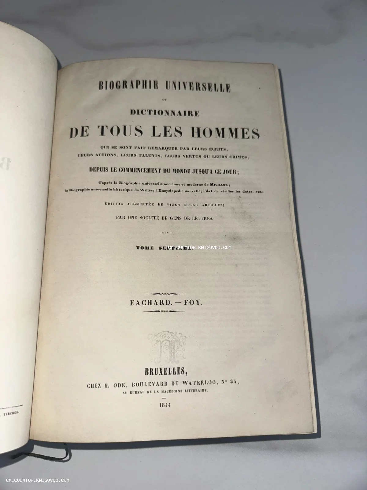 Титульный лист старинной французской книги 'Biographie Universelle', изданной в Брюсселе в 1844 году.
