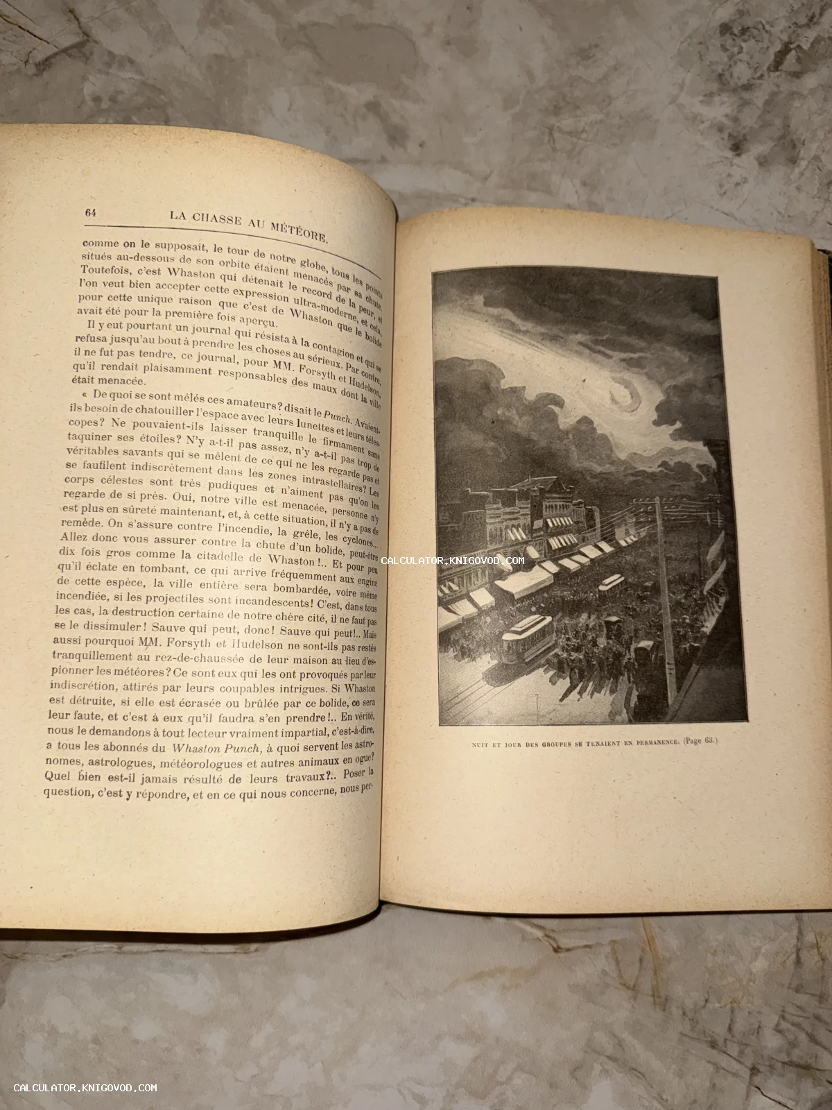 Разворот старинной книги на французском языке с текстом и черно-белой иллюстрацией ночного города с трамваем и метеором в небе.