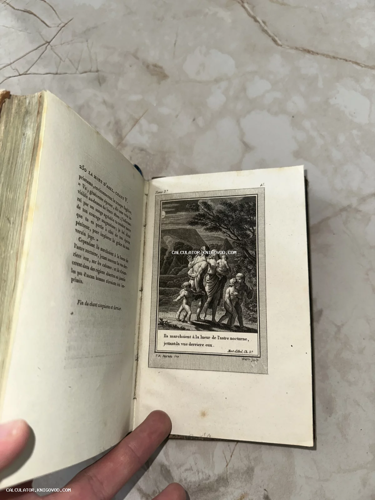 Разворот старинной книги на французском языке с черно-белой гравюрой, изображающей семью, идущую при свете луны.