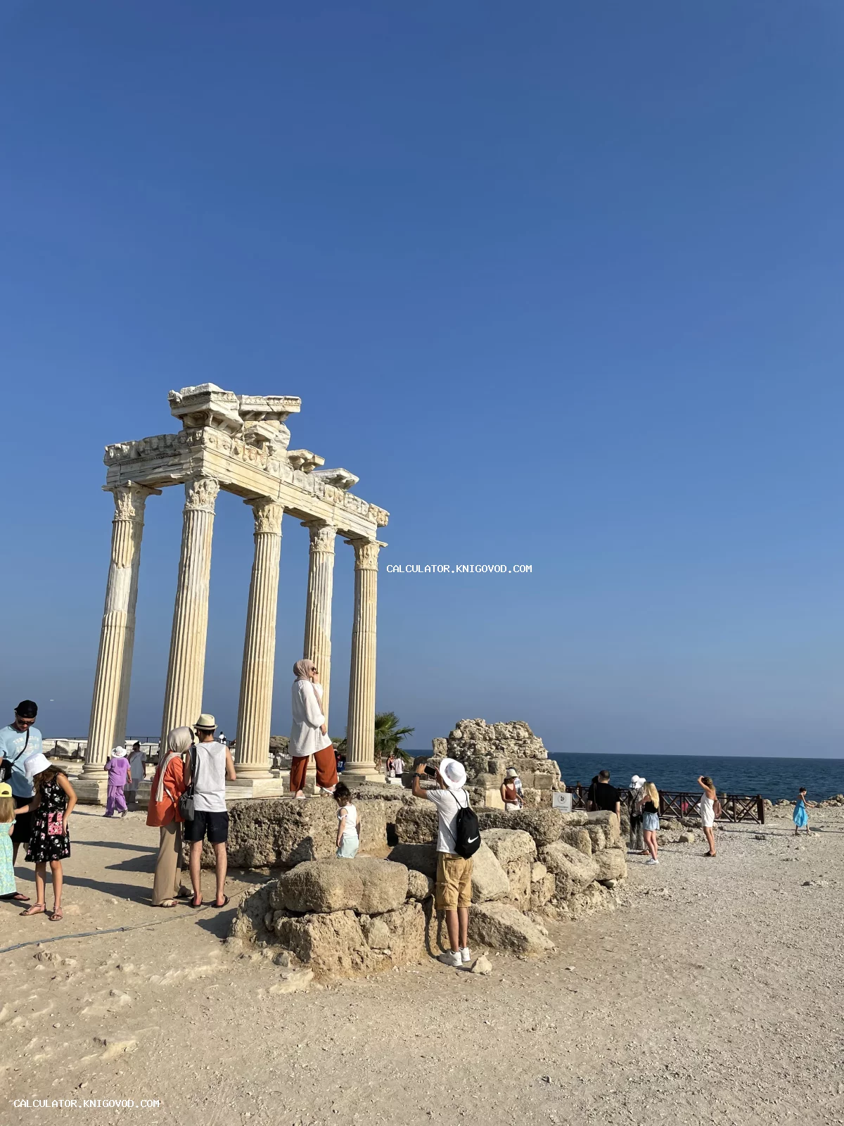 Белоснежные коринфские колонны античного Храма Аполлона на фоне ярко-синего неба и моря в Сиде, Турция.