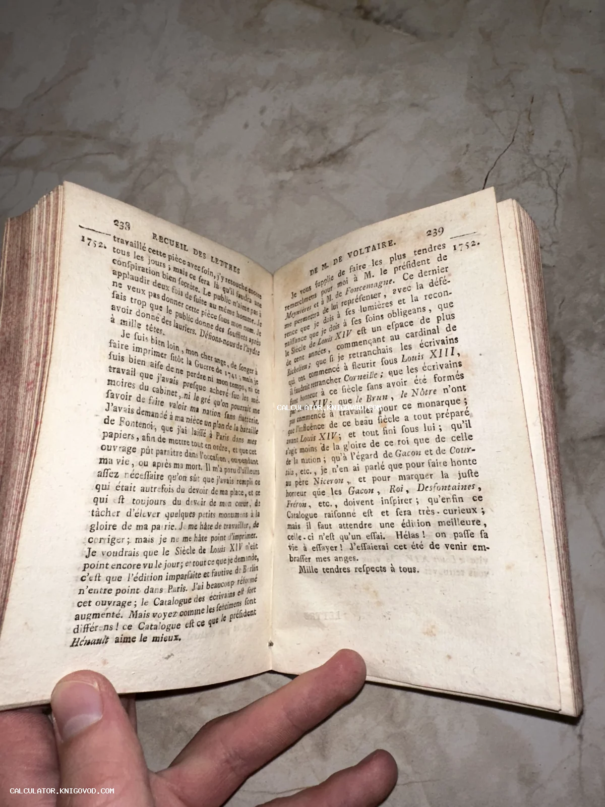 Разворот старинной книги на французском языке с заголовком Recueil des Lettres de M. de Voltaire, страницы 238-239 с датировкой 1752 года.