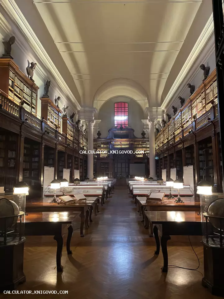 Интерьер исторической библиотеки с высокими деревянными стеллажами, античными бюстами на полках и столами для чтения с лампами.