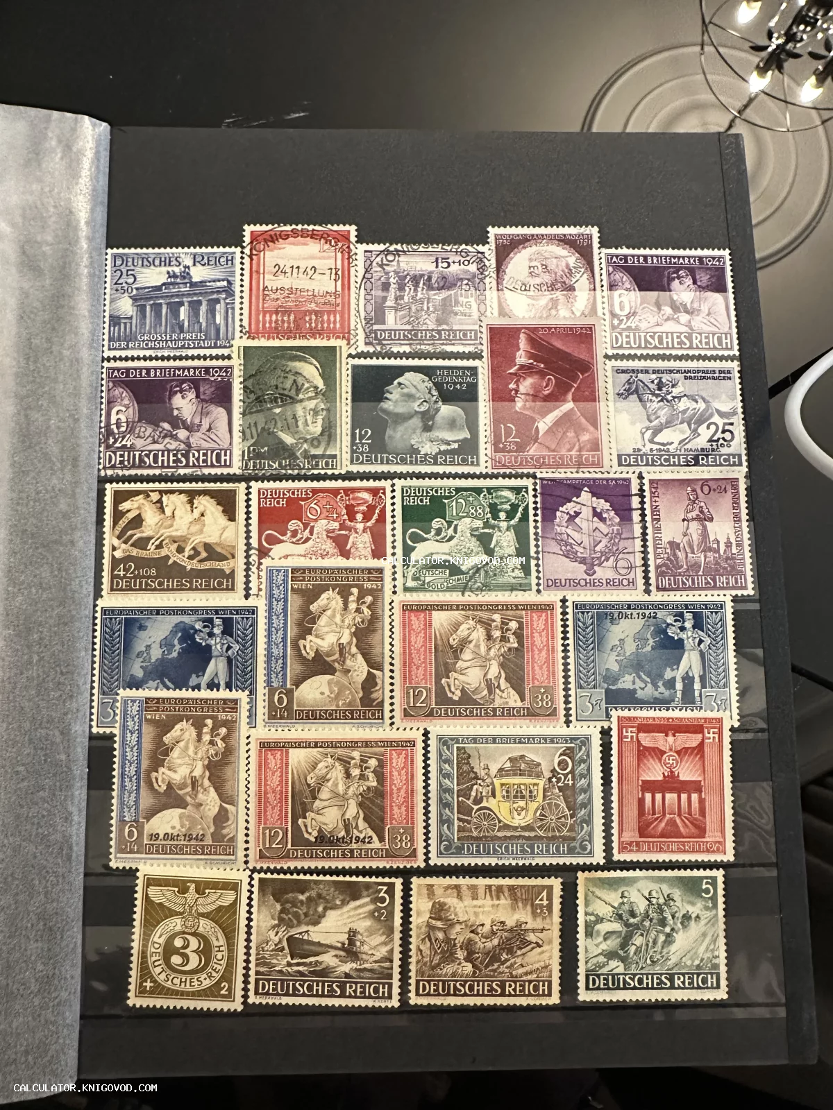 Страница филателистического альбома с немецкими почтовыми марками 1941–1943 годов, изображающими исторические события, портреты и военную технику.