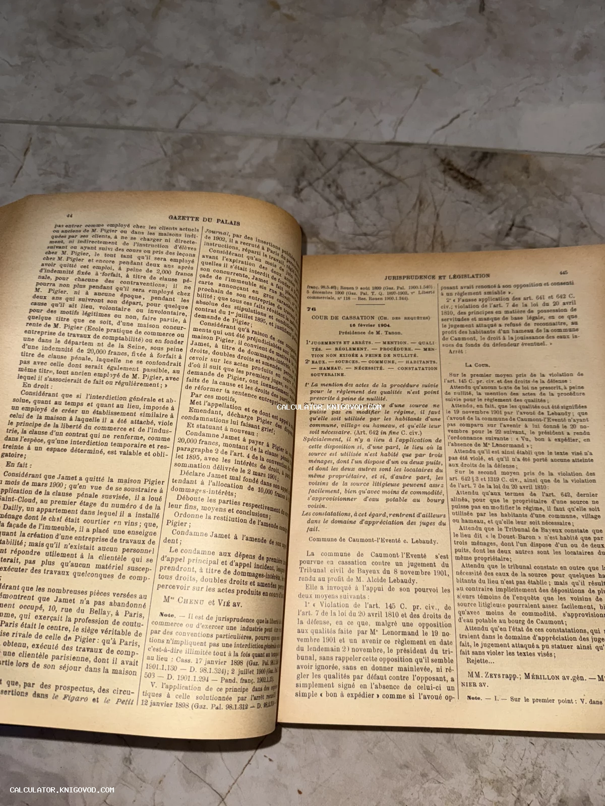 Разворот старинного французского юридического издания Gazette du Palais с двухколоночным текстом на пожелтевшей бумаге.