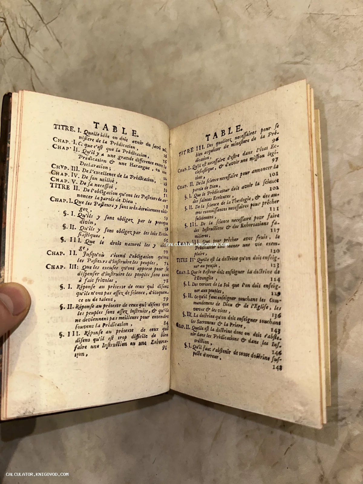 Разворот старинной книги на французском языке с заголовком Table (Оглавление) на пожелтевших страницах.