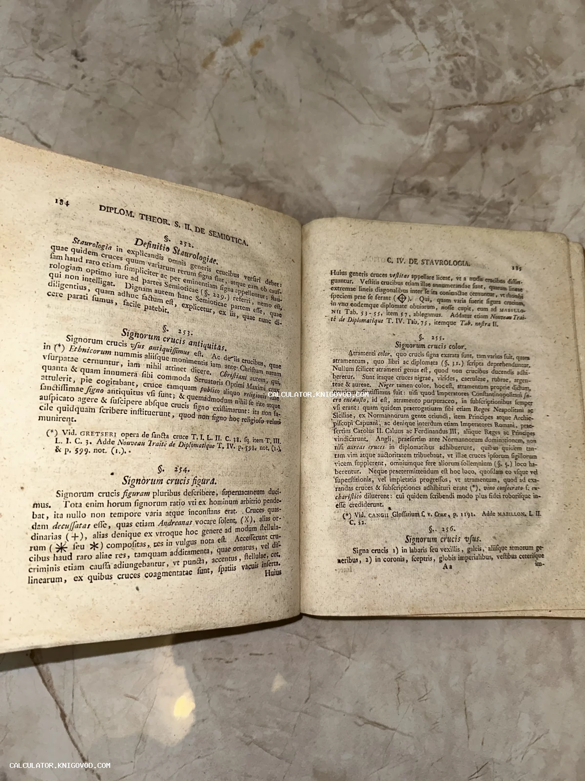 Разворот антикварной книги на латыни с текстом о ставрологии и знаках креста на пожелтевшей бумаге.