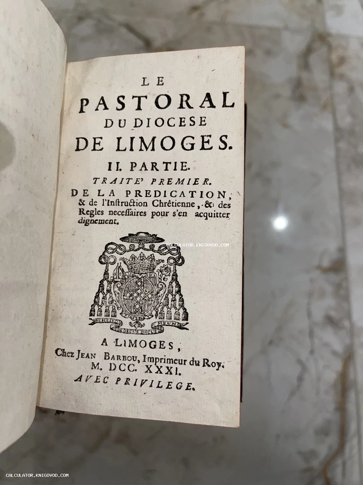 Титульный лист антикварной французской книги 1731 года с геральдическим гербом и старинной типографикой.