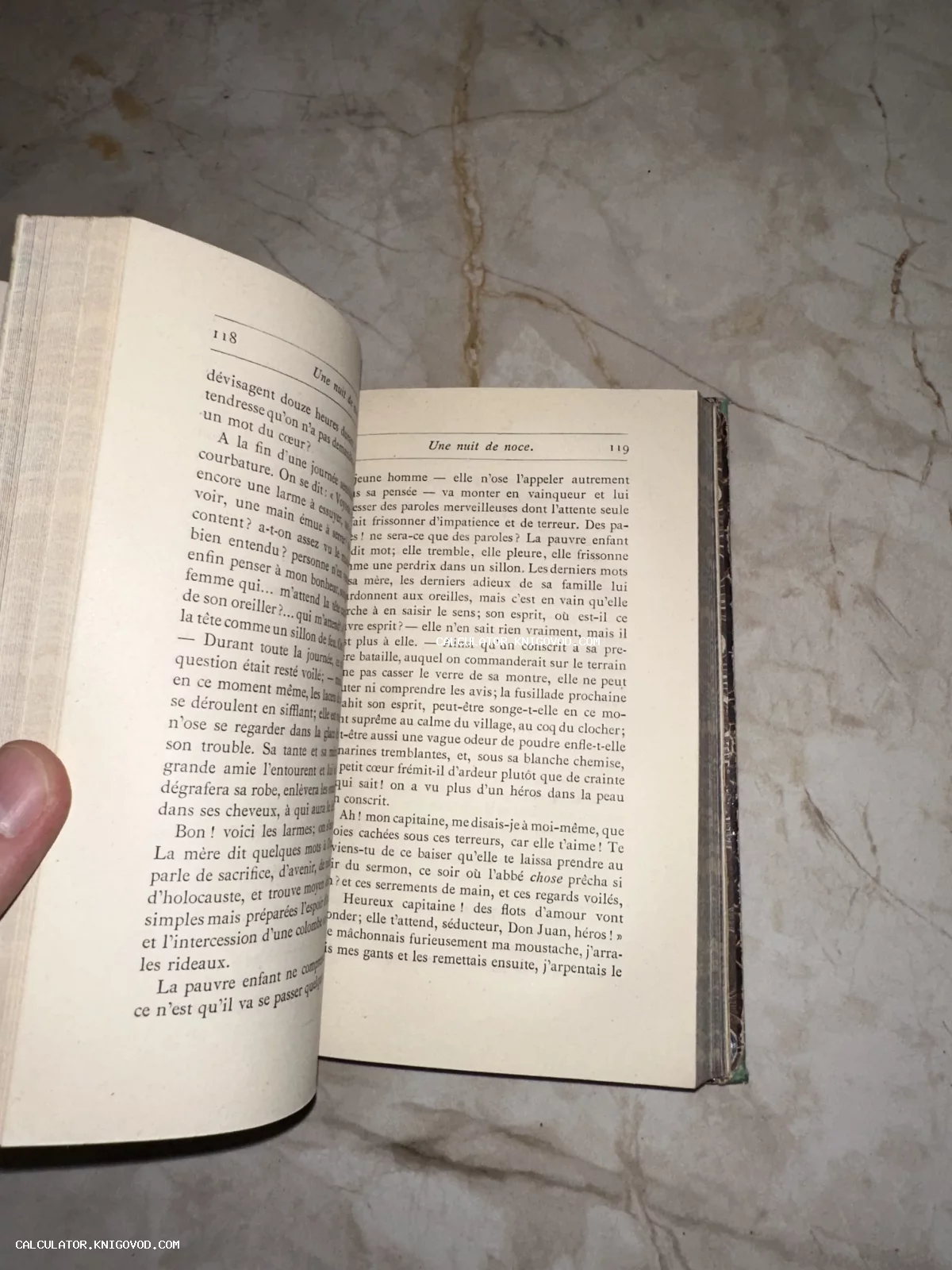 Разворот старинной книги на французском языке с текстом Une nuit de noce на страницах 118-119.