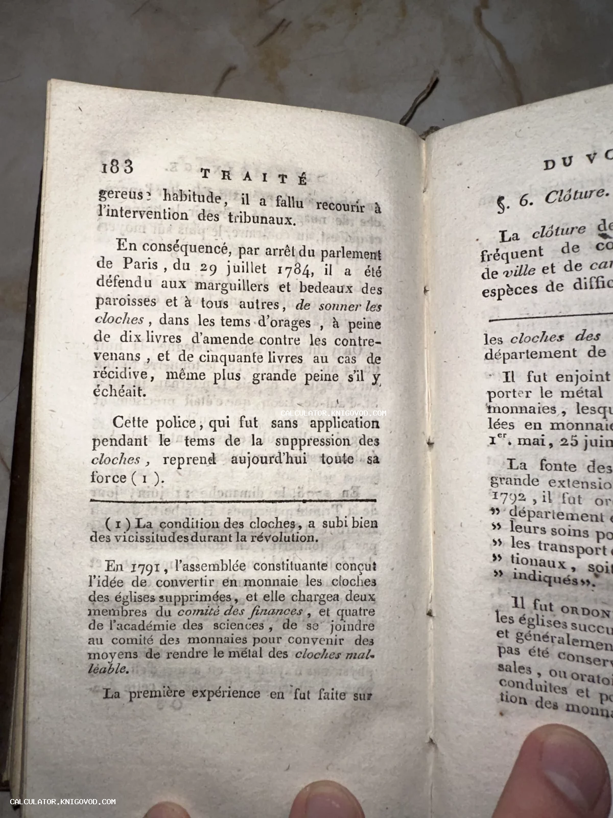 Разворот старинной французской книги 1780-1790-х годов с текстом о церковных колоколах и постановлениях парламента.