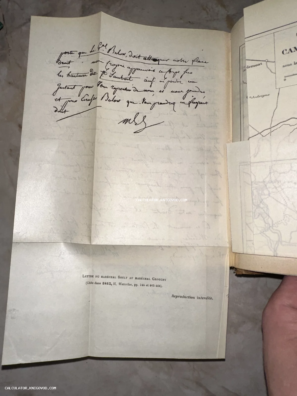 Факсимильное воспроизведение рукописного письма маршала Сульта на французском языке, вклеенное в старинную книгу.