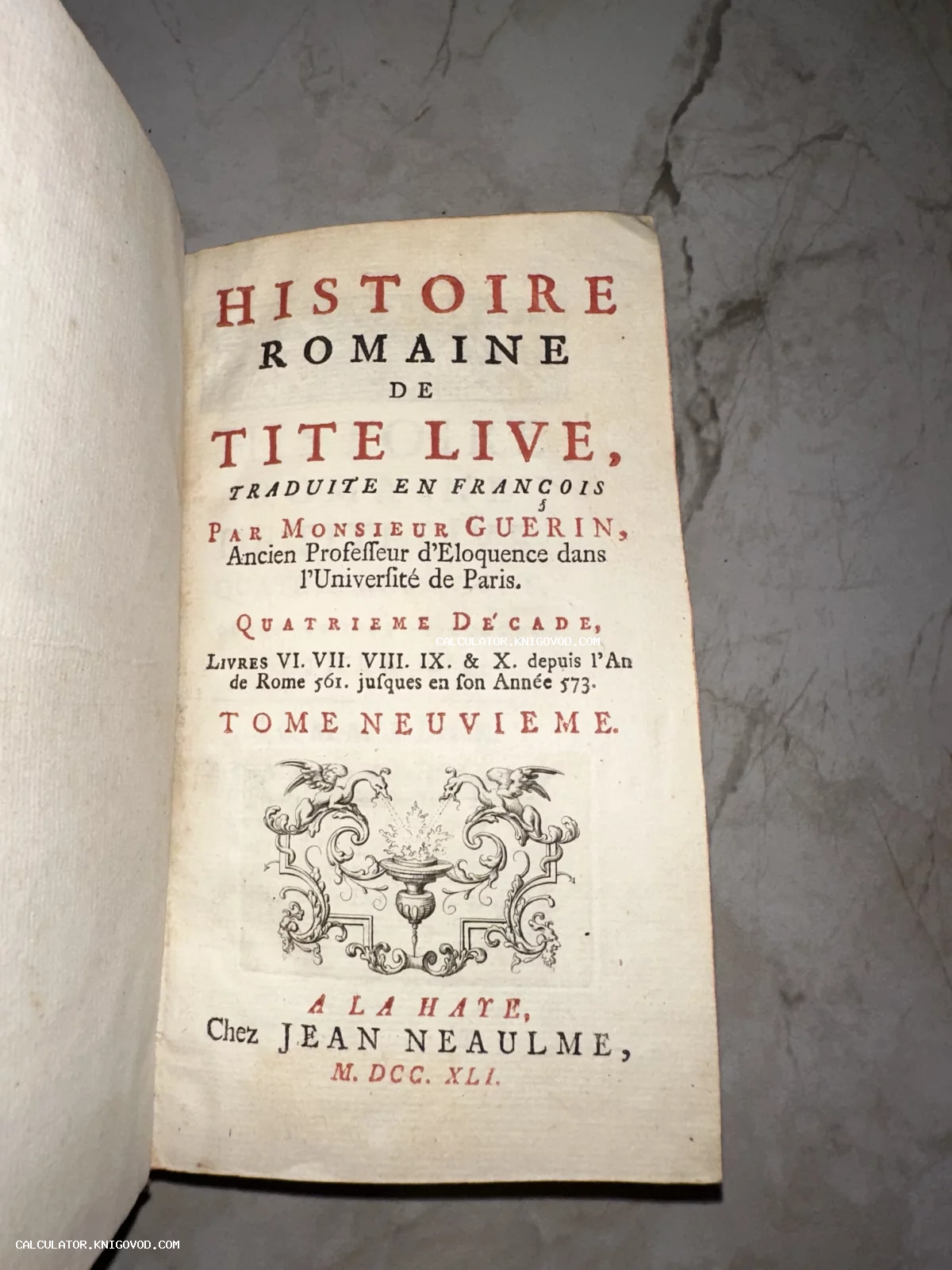 Титульный лист антикварной французской книги 1741 года Histoire Romaine de Tite Live с красно-черной печатью и гравированной виньеткой.
